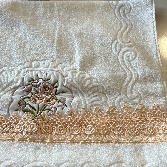 Embroidered Cotton Hand Towel - Picture 5 of 9